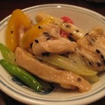 Azuma en - 伊賀鶏と金針菜・セロリ・ヤマブシタケの黒胡麻炒め