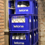 Farggi Plaza del Rey - 店内の隅に積まれた牛乳