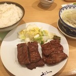 Rikyuu - 牛タン定食1500円ちょっと。ご飯が多めでボリューミー！お腹いっぱいです