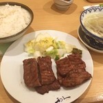 利久 - 牛タン定食1500円ちょっと。ご飯が多めでボリューミー！お腹いっぱいです