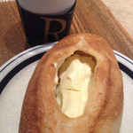 アールベイカー インスパイアード バイ コート ロザリアン - 220円税込価格のクリームチーズ。パンの底がほんのり甘くてよろしい。