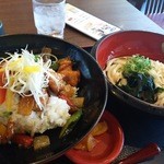 得得 - 彩り野菜の唐揚げ丼ランチ