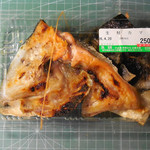 魚錦 - ...「生鮭カマ（250円）」、鮭の頭の脂を堪能！スーパーだったら500円コースでしょうに。。