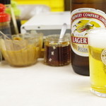 夫婦餃子 - 卓上調味料とビール