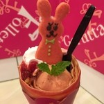 フォレッティ・ジェルッタ - イースター木苺ムースのクレープ★
            
            まず上に乗ったうさぎのクッキーがとってもかわいい！！
            イクスピアリもイースターの飾りがいっぱいです。
            いちごのアイスに生クリーム、木苺ソースがたっぷり！
            後ろにはしっかりいちごのムースケーキも入っています。
            
            生地はなんといちごとのマーブル生地！
            もちっとではなく、食べ応えのあるほっくりタイプでした。