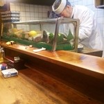 Tsuru Zushi - 小さなお店なので、調理場も狭い！