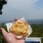 高尾山スミカ - 東京方面の景色をバックに「天狗焼 (140円)」(2016/4)