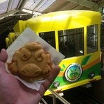 50112274 - ケーブルカー青葉号と「天狗焼 (140円)」(2016/4)