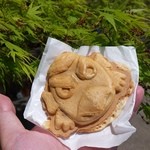 50112275 - 新緑の若葉と「天狗焼 (140円)」(2016/4)