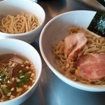 ボニートスープヌードルライク - 塩鰹つけ麺（ある日の限定）※くじら食堂の麺が右