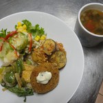 喫茶ひるねこ - 「今日のごはん」の一品となる「ベジタブルボウル」