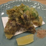 小料理 すず乃 - 本荘産こしあぶらと金浦産たらの芽の天ぷら