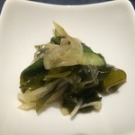 炭豚亭 - お通しのキュウリとワカメの酢の物【料理】