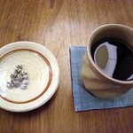紫野和久傳 - 冷焙じ茶と黒豆菓子