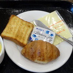 Lanikai Terrace by TABIKOBO店 - 朝食ビュッフェ(1,200円）デーニッシュトースト、クロワッサン、チーズ、ブルーベリージャム