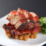 中国料理 ロータスダイニング - 料理写真:専用かまどで吊し焼いた香ばしい焼き豚。