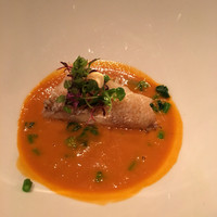 サンス・エ・サヴール - 鯛ですが、ソースが美味しく、揚げてあるウロコがパリパリで美味しかったです。