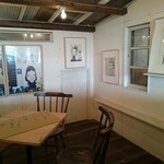 A to Z cafe - カフェ中央にギャラリーらしき空間があり、奈良美智の作品が展示されている