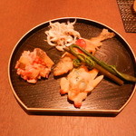 鮎知 - お通し五種盛り（氷魚（ひうお）の釜揚げ、アユのチャンジャ、アユの南蛮漬け、アオヤギ 、わらび）　　　　　　　　
      