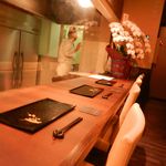 鮎知 - カウンターは清潔感のある落ち着いた造りです