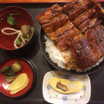 Sumibiyaki Unagi Higashiyama Bussan - 中(1980円)身が分厚くふわふわで焼き目はパリッとしてて美味しい^ ^う巻きもついててお得❗️