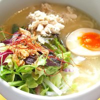 蔭山樓 表参道店 - 蔭山樓名物 鶏白湯塩そば 1296円