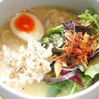 蔭山樓 表参道店 - 蔭山樓名物 鶏白湯塩そば 1296円
