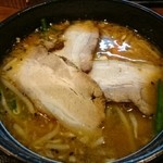 麺屋 小六 - 湯気が出てない(笑)
            これで980円とは笑わせる