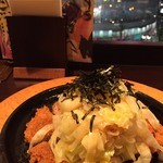 すずや 新宿本店 - とんかつの上には醤油だしで和えたキャベツがのっています