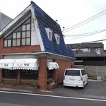 嵯峨コーヒーハウス - 青い屋根のおしゃれな佇まい