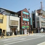 鳥喜多 - 店の反対で待つ風景