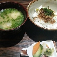味あら井 - ②香の物　魚の出汁の味噌汁　豆ご飯　じゃこと川海苔