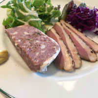 ブラッスリーオザミ 東京スカイツリータウン･ソラマチ店 - ランチ(自家製テリーヌ・ド・カンパーニュと
                ハンガリー産マグレ鴨胸肉のしっとり燻製とサラダの盛り合わせ)@2,800