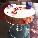 ハナコの表紙にもなった苺とイチゴのソルベ、ストロベリーマルメラータとシチリア産ピスタチオムースのいちごづくしパフェ フレジェ風★
          
          とっても美しい！！