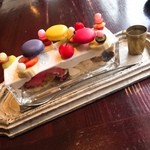 マルティニック産のラム酒のクリームと貴腐ワイン漬けのレーズン  濃厚なバニラとフランボワーズの大人な、ある意味フルーツパフェ★
          もう一つ1人で食べた！