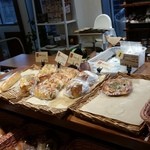 おこめパン＆カフェMAGOME - 美味しそうにパンが並んでいます