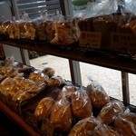 おこめパン＆カフェMAGOME - ハードっぽく見えるパンが並んでいます