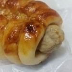 おこめパン＆カフェMAGOME - 「つくねドッグ (180円)」、中にはかなりぶっといつくね