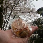 おこめパン＆カフェMAGOME - 桜をバックに「つくねドッグ (180円)」