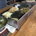 やました お好み焼店 - 小ぶりの鉄板