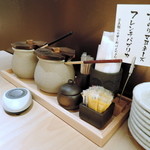 とんかつ 神楽坂 さくら - テーブルセット。袋の辛子は改善されたし。