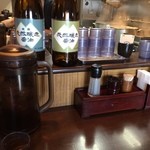 麺処 と市 - カウンター席(おいしいお茶はセルフ・紙ナプキン完備）