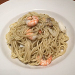 エビとイカとアサリのオリーブオイルのパスタ（レモン&大葉添え） ¥950