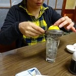 山田屋 - レモン半分80円