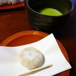 本陣 平野屋 花兆庵 - ウエルカムドリンクは、仲居さんが点てた抹茶