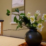 本陣 平野屋 花兆庵 - 客室には生花が…