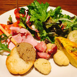 SALVATORE CUOMO ＆ BAR - サルヴァトーレプラン(飲放2h付)¥3980
                        サラダ、前菜盛り合わせ。