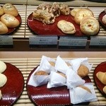 CAFE＆BAKERY MIYABI - 店内のパン