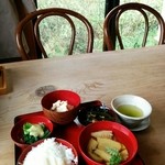 農家料理 高宮 - 税込1,170円の一汁三菜御膳。