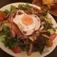 マディソン ニューヨーク キッチン - グリルチキンとフライドエッグのコブサラダ。
                
                フレンチトーストが人気のお店にてブランチ。
                
                ランチタイムでは、メインのサラダにブリオッシュフレンチトーストを付けられるという事で、ボリューム満点のコブサラダを選んでみました。
                
                プレートに具沢山のサラダに大きなチキンと目玉焼きがのっていて迫力満点‼︎食べ応えバッチリです。
                
                フレンチトースト？
                …写真撮影に失敗して、見きれてしまいました(；д；)